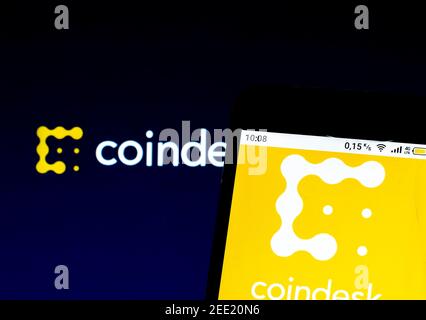Ukraine. 15 février 2021. Dans cette illustration, un logo Coindesk apparaît sur un smartphone. Credit: Igor Golovniov/SOPA Images/ZUMA Wire/Alamy Live News Banque D'Images