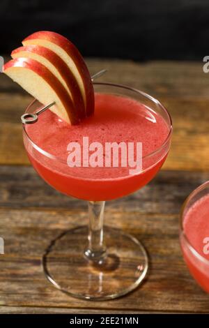 Cocktail de pommes Jack Rose rafraîchissant avec Brandy Banque D'Images