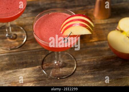 Cocktail de pommes Jack Rose rafraîchissant avec Brandy Banque D'Images