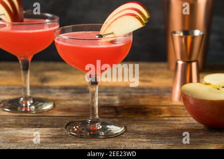 Cocktail de pommes Jack Rose rafraîchissant avec Brandy Banque D'Images