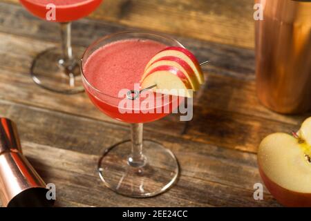 Cocktail de pommes Jack Rose rafraîchissant avec Brandy Banque D'Images