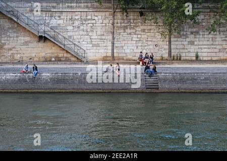 Paris, France, 22 juin : les Parisiens et les visiteurs de la ville se reposent sur une journée chaude et ensoleillée sur le quai de la Seine le 22 juin 2012 à Paris. Partie de TH Banque D'Images