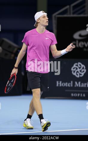 Sofia, Bulgarie - 10 novembre 2020 : Denis Shapovalov, du Canada, réagit lors de son match ouvert ATP 250 à Sofia contre le Radu Albot de Moldova. Banque D'Images