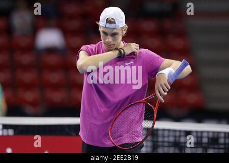 Sofia, Bulgarie - 10 novembre 2020 : Denis Shapovalov, du Canada, réagit lors de son match ouvert ATP 250 à Sofia contre le Radu Albot de Moldova. Banque D'Images