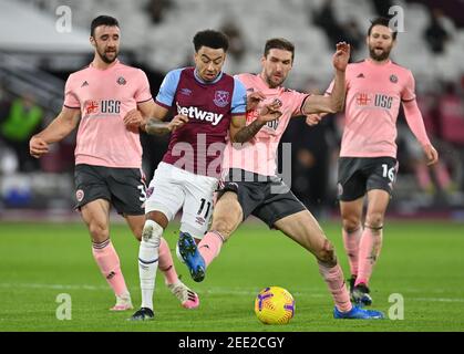 Jesse Lingard (au centre à gauche) de West Ham United est fouillé par Chris Basham (au centre à droite) de Sheffield United, ce qui a entraîné une pénalité pour West Ham lors du match de la Premier League au London Stadium, Londres. Date de la photo: Lundi 15 février 2021. Banque D'Images