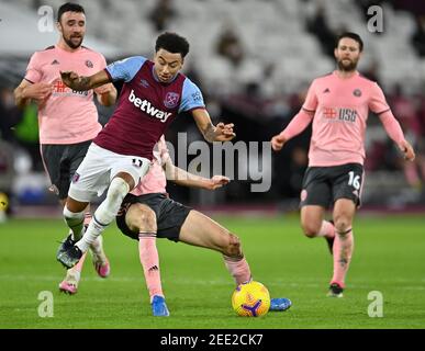 Jesse Lingard (au centre à gauche) de West Ham United est fouillé par Chris Basham (au centre à droite) de Sheffield United, ce qui a entraîné une pénalité pour West Ham lors du match de la Premier League au London Stadium, Londres. Date de la photo: Lundi 15 février 2021. Banque D'Images