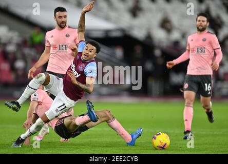 Jesse Lingard (au centre à gauche) de West Ham United est fouillé par Chris Basham (au centre à droite) de Sheffield United, ce qui a entraîné une pénalité pour West Ham lors du match de la Premier League au London Stadium, Londres. Date de la photo: Lundi 15 février 2021. Banque D'Images