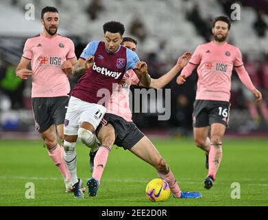 Jesse Lingard (au centre à gauche) de West Ham United est fouillé par Chris Basham (au centre à droite) de Sheffield United, ce qui a entraîné une pénalité pour West Ham lors du match de la Premier League au London Stadium, Londres. Date de la photo: Lundi 15 février 2021. Banque D'Images