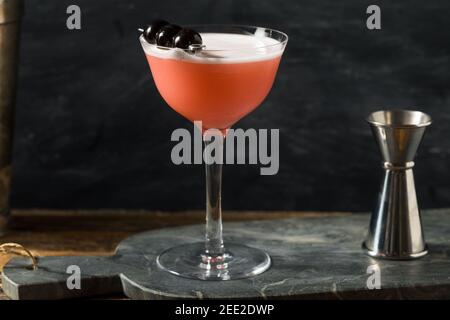 Cocktail rafraîchissant de la dame rose avec Gin et cerises Banque D'Images
