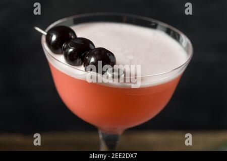 Cocktail rafraîchissant de la dame rose avec Gin et cerises Banque D'Images