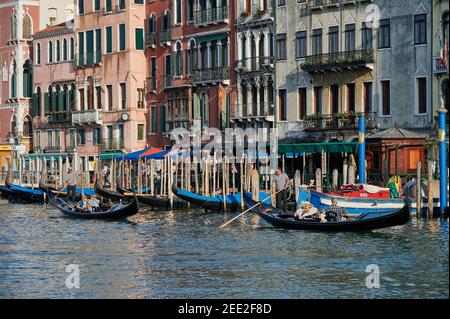 Gondoles devant des façades de maisons vénitiennes typiques sur le Grand Canal, Venise, Vénétie, Italie Banque D'Images