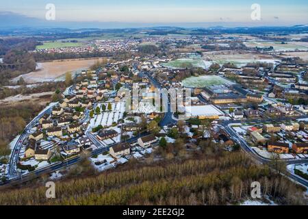 Vue aérienne en hiver du village de Calder est, Lothian Ouest, Écosse. Banque D'Images