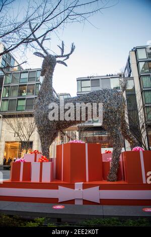 Palmer Alley, dans le centre-ville de Washington DC, est décoré avec un renne géant et des paquets de cadeaux très grands pour la saison des vacances d'hiver. Banque D'Images