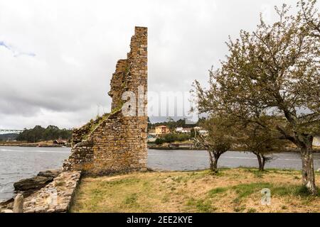 Catoira, Espagne. Le Torres de Oeste (tours de l'Ouest), un complexe fortifié de châteaux en ruines en Galice entouré de marais Banque D'Images