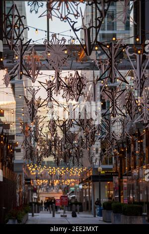 Palmer Alley dans le centre-ville de Washington DC est décoré avec des lumières et des ornements festifs pour la saison des fêtes d'hiver. Banque D'Images