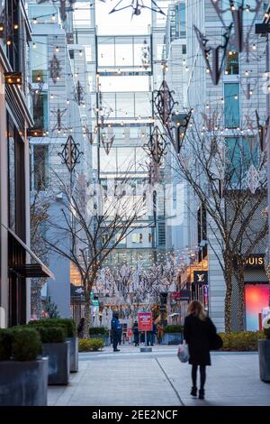 Palmer Alley dans le centre-ville de Washington DC est décoré avec des lumières et des ornements festifs pour la saison des fêtes d'hiver. Banque D'Images