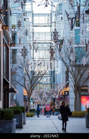 Palmer Alley dans le centre-ville de Washington DC est décoré avec des lumières et des ornements festifs pour la saison des fêtes d'hiver. Banque D'Images