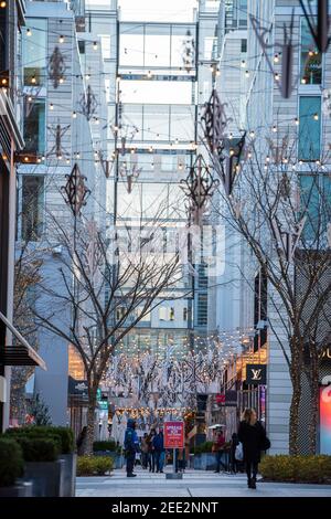 Palmer Alley dans le centre-ville de Washington DC est décoré avec des lumières et des ornements festifs pour la saison des fêtes d'hiver. Banque D'Images