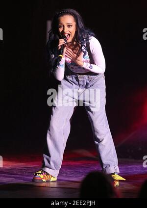 Londres, Royaume-Uni. 13th février 2013. Jade Thirlwall of Little Mix se produit sur scène au HMV Hammersmith Apollo de Londres. Banque D'Images