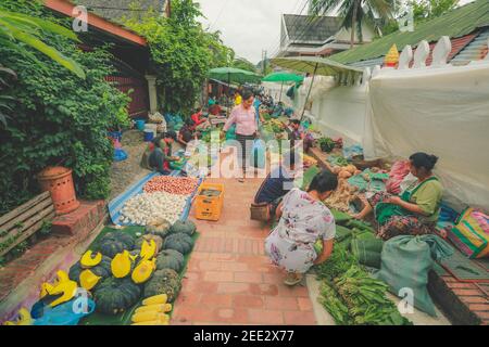 Luang Prabang, Laos - août 17. 2018 :les gens de la région vendent des vetgetables au marché du matin à Luang Prabang, au Laos Banque D'Images