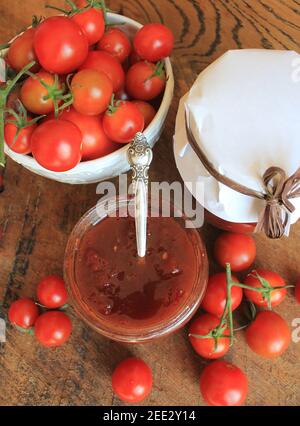 Conserves de confiture de tomates cerises et de piment dans un pot Banque D'Images