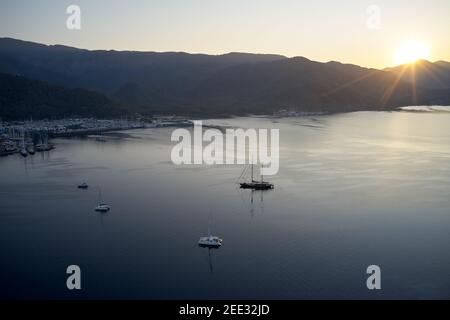 Belle vue sur la baie de mer au coucher du soleil. Banque D'Images