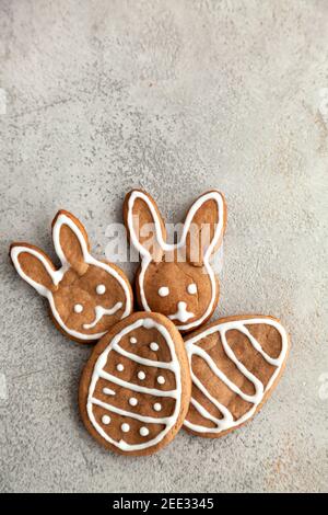 Délicieux biscuits de Pâques sur une table grise. Petits pains et petits gâteaux aux œufs pour les vacances, vue sur le dessus et espace de copie. Banque D'Images