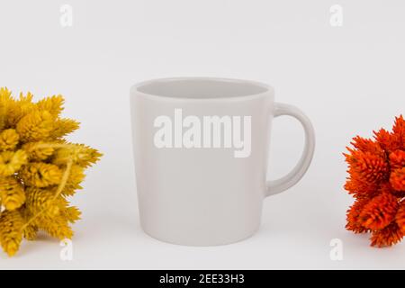 une tasse de thé grise avec décoration blé sur la table Banque D'Images