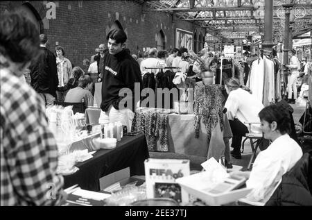 Shopping au marché de Tynemouth Station Tyne and Wear, Angleterre, Royaume-Uni Banque D'Images