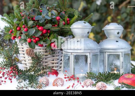 lanternes et courgaulthériens vintage dans le panier comme décoration de noël Banque D'Images