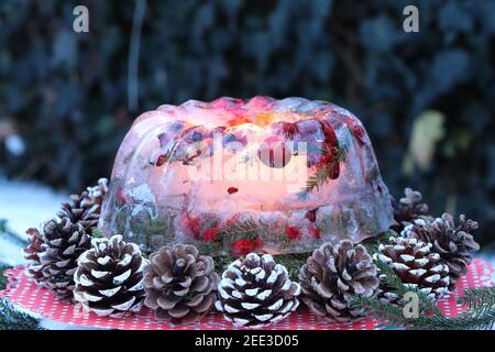 décoration de noël avec lanterne glacée et pommes de pin Banque D'Images