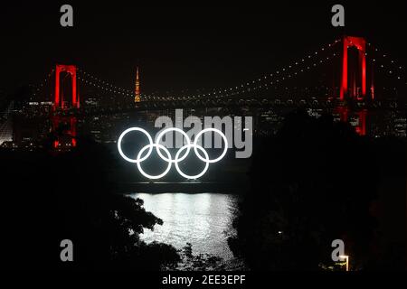 Tokyo, Japon. 04e juin 2020. Le monument des Jeux Olympiques de Tokyo (Tokyo 2020) sur l'eau à Daiba, Tokyo, et le pont du port de Tokyo (Rainbow Bridge), où une alerte de Tokyo a été émise pour un COVID-19 le 4 juin 2020 à Tokyo, Japon. Les Jeux devaient commencer le 24 juillet 2020, mais ils ont été retardés en raison de la pandémie de Covid-19. Les jeux ont été provisoirement replanifiés pour le 23 juillet 2021. (Photo de Kazuki Oishi/Sipa USA)**Japon Out** Credit: SIPA USA/Alay Live News Banque D'Images