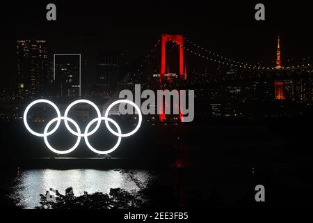 Tokyo, Japon. 04e juin 2020. Le monument des Jeux Olympiques de Tokyo (Tokyo 2020) sur l'eau à Daiba, Tokyo, et le pont du port de Tokyo (Rainbow Bridge), où une alerte de Tokyo a été émise pour un COVID-19 le 4 juin 2020 à Tokyo, Japon. Les Jeux devaient commencer le 24 juillet 2020, mais ils ont été retardés en raison de la pandémie de Covid-19. Les jeux ont été provisoirement replanifiés pour le 23 juillet 2021. (Photo de Kazuki Oishi/Sipa USA)**Japon Out** Credit: SIPA USA/Alay Live News Banque D'Images