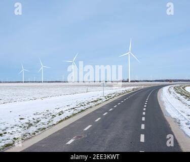 les éoliennes et les routes près des champs enneigés des pays-bas province de flevoland Banque D'Images