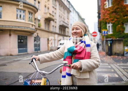 Femme âgée avec piste cyclable à l'extérieur de la ville. Banque D'Images