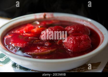 Soupe traditionnelle de betteraves rouges chaudes, un célèbre plat de soupe aux boulettes du Moyen-Orient, servi dans un bol. Jérusalem, Israël. Banque D'Images