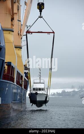 Victoria, Colombie-Britannique, Canada. 15 FÉVRIER 2021 - le navire de fret général BBC Russia, propriété de BBC Chartering, décharge un bateau de plaisance avec une de ses deux grues dans le port intérieur de Victoria. Le navire avait navigué d'Ensenada, au Mexique. Don Denton/Alamy Live News Banque D'Images