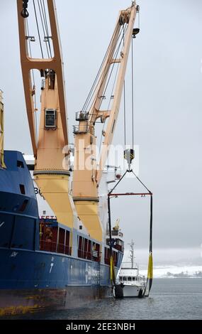 Victoria, Colombie-Britannique, Canada. 15 FÉVRIER 2021 - le navire de fret général BBC Russia, propriété de BBC Chartering, décharge un bateau de plaisance avec une de ses deux grues dans le port intérieur de Victoria. Le navire avait navigué d'Ensenada, au Mexique. Don Denton/Alamy Live News Banque D'Images