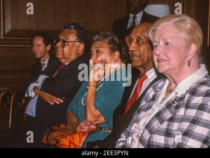 WASHINGTON, DC, États-Unis, 28 JUIN 1991 - la famille et le personnel écoutent pendant la conférence de presse de retraite Thurgood Marshall, qui s'est tenue à la Cour suprême Banque D'Images