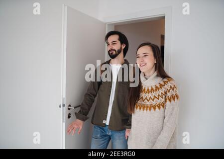 Jeune couple se déplaçant dans un nouvel appartement, nouveau concept de maison et de relocalisation. Banque D'Images