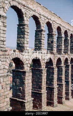 Aqueduc romain de Ségovie ou «Acueducto de Ségovie» - l'un des aqueducs romains élevés les mieux préservés. Numérisation d'archivage à partir d'une lame. Octobre 1980. Banque D'Images