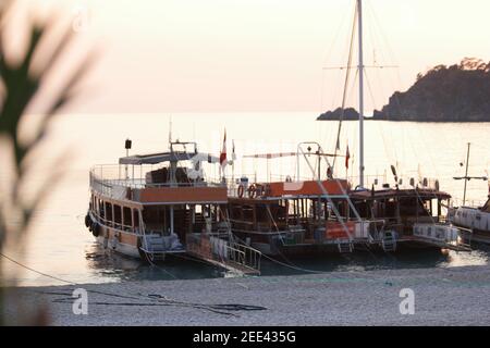 Les yachts se garer dans le port au coucher du soleil. Banque D'Images