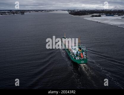 03-02-2021 Riga, Lettonie UN navire à conteneurs arrivant au port par un jour très calme Banque D'Images