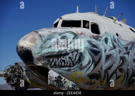 Avions abandonnés couverts de graffiti dans le désert à l'extérieur de Phoenix, en Arizona. Banque D'Images