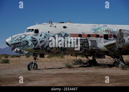 Avions abandonnés couverts de graffiti dans le désert à l'extérieur de Phoenix, en Arizona. Banque D'Images