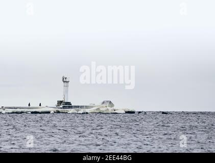 Vue d'hiver sur le phare sur la côte de l'océan Pacifique. Extrême-Orient russe, péninsule du Kamtchatka, ville de Petropavlovsk-Kamtchatsky. Banque D'Images