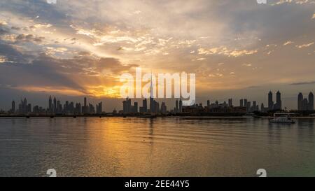 Vue fascinante sur le paysage urbain de Dubaï, vue sur les eaux de mer avec le reflet d'un coucher de soleil Banque D'Images