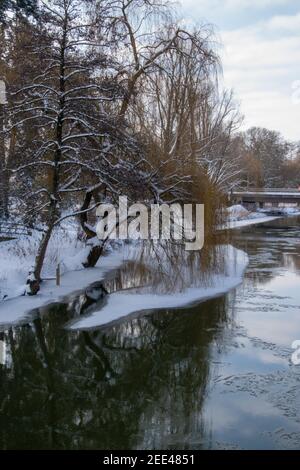 Début de l'hiver à Bünde. Tout est couvert de neige profonde. Ici la rivière autre Banque D'Images