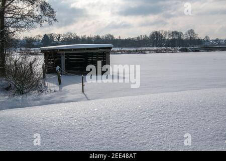 Début de l'hiver à Bünde. Tout est couvert de neige profonde. Banque D'Images