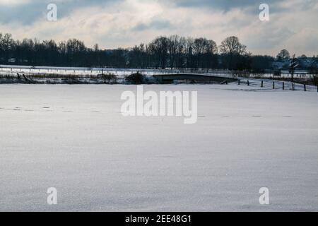 Début de l'hiver à Bünde. Tout est couvert de neige profonde. Banque D'Images